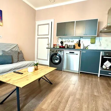 Superb 2 Bedroom דירה *