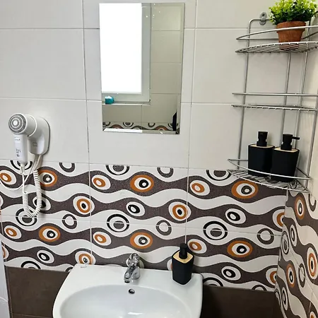 Superb 2 Bedroom דירה